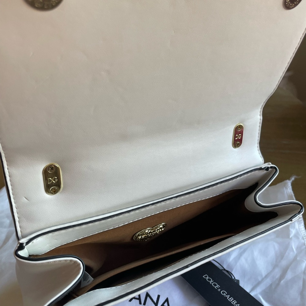 Front flap with hidden magnetic closure • Galvanized vintage gold sliding chain - Picture 2 of 6